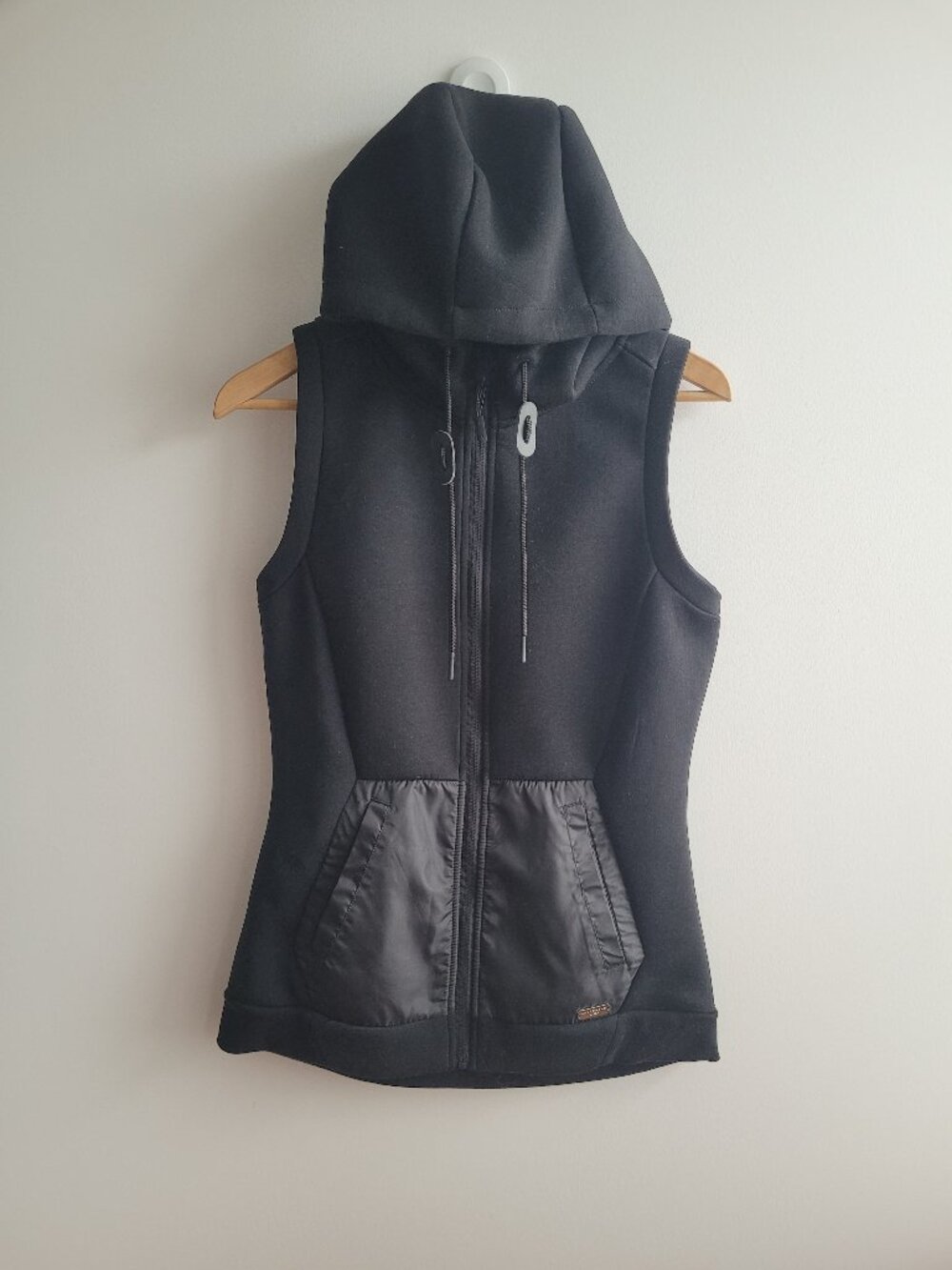 Levelwear Women's "Verve" Black Sleeveless Hoodie Activewear Vest-Medium